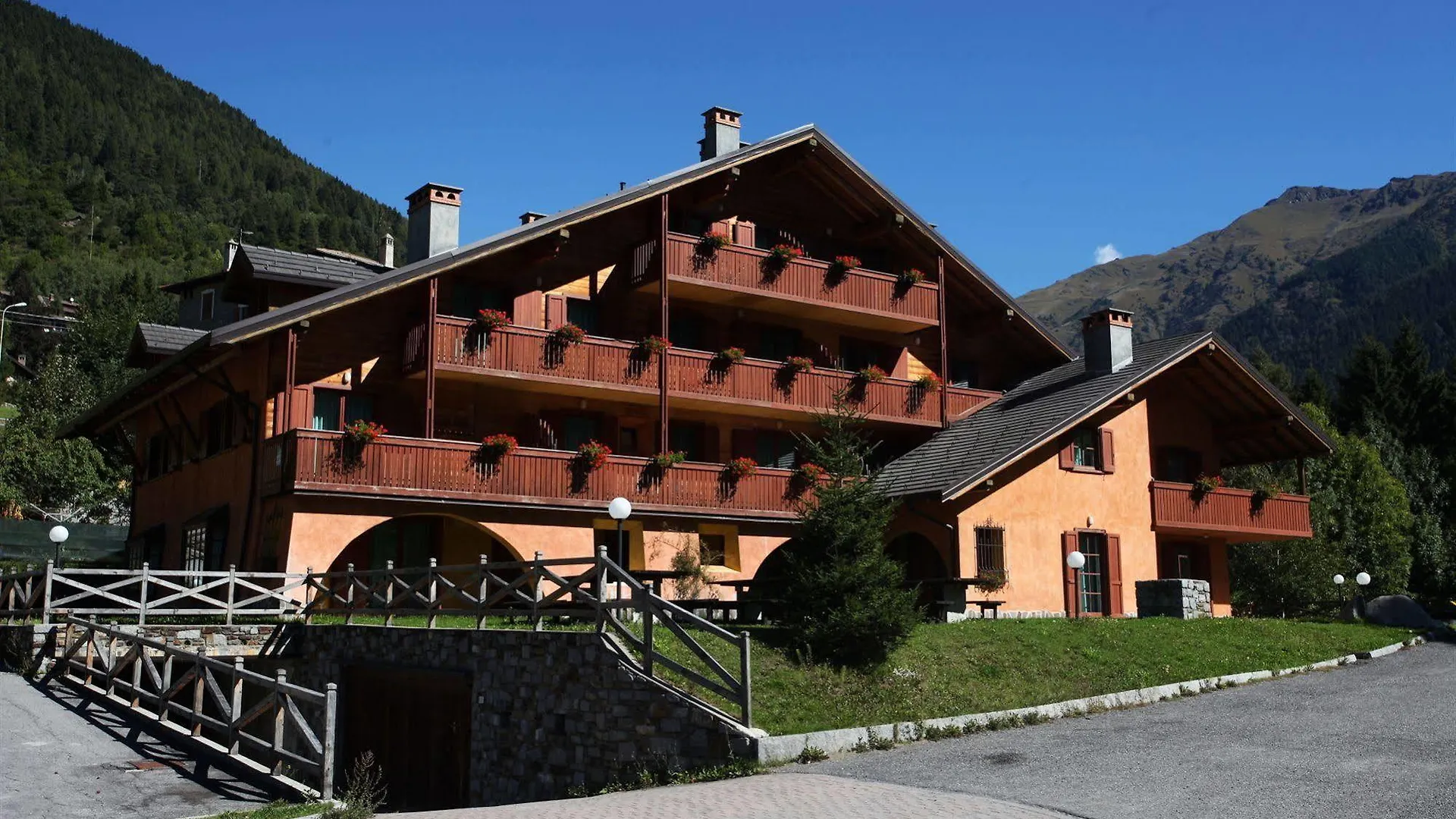 Residence Al Maniero Ponte Di Legno Aparthotel